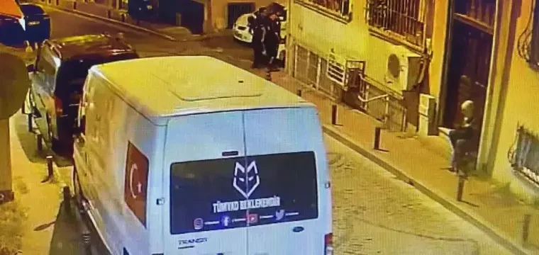 Fatih'te polislere saldırı görüntüleri