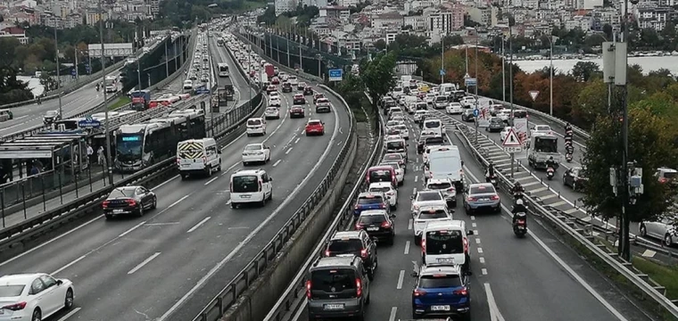 Haftanın ilk iş gününde trafik yoğunluğu yaşanıyor