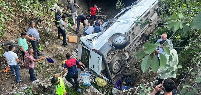 İşçileri taşıyan minibüs devrildi!