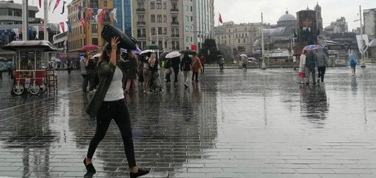 İstanbul'da sağanak yağış etkiledi