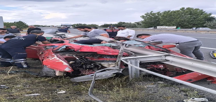 Konya yolunda bariyerlere çarpan otomobil ikiye bölündü; 1 ölü, 1 yaralı