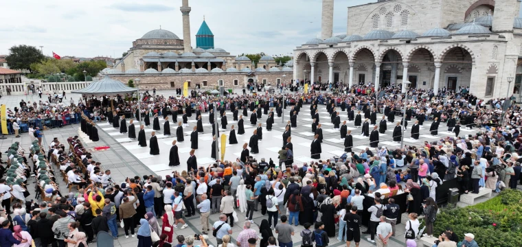 Mevlana meydanında Sema gösterisi