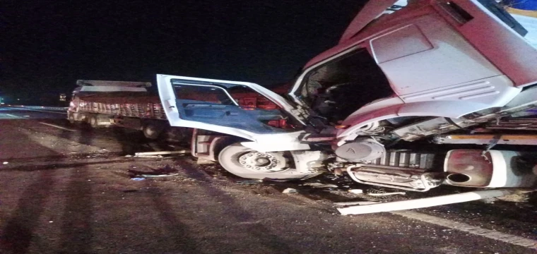 Önündeki TIR’a çarpan TIR’ın sürücü öldü