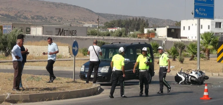 Otomobille çarpışan motosikletteki 2 kişi yaralandı