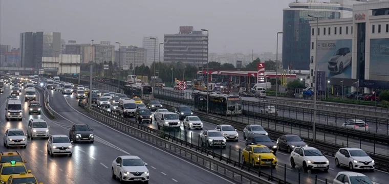 Yağışın da etkisiyle trafik yoğunluğu arttı