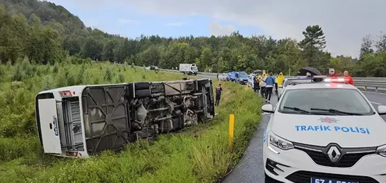 Yolcu midibüsü devrildi: 9 yaralı