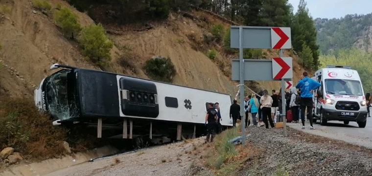 Yolcu otobüsü şarampole devrildi: 5 yaralı