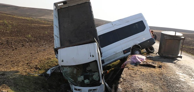 3 aracın karıştığı kazada, 15'i öğretmen 17 kişi yaralandı