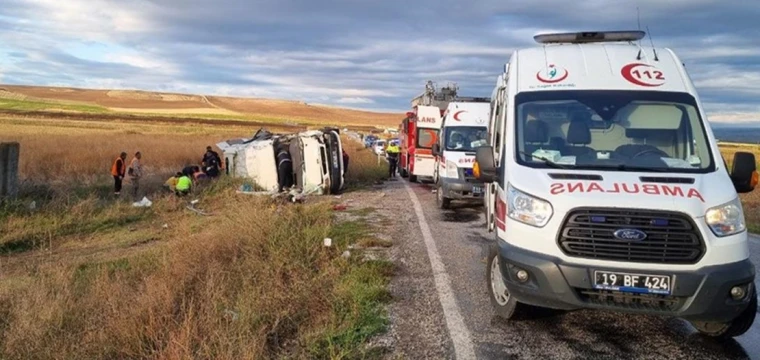 Çorum'da minibüs-tanker kazasında 1 ölü, 22 yaralı