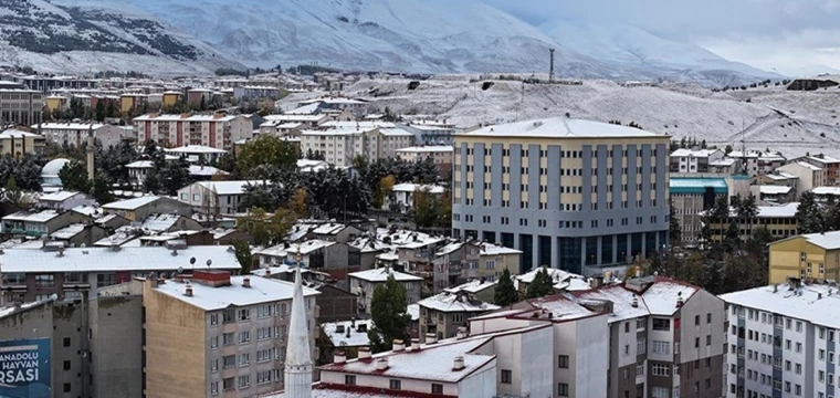 Erzurum’a mevsimin ilk karı yağdı