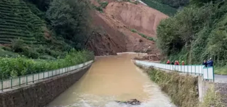 Heyelanda 2 boş ev toprak altında kaldı