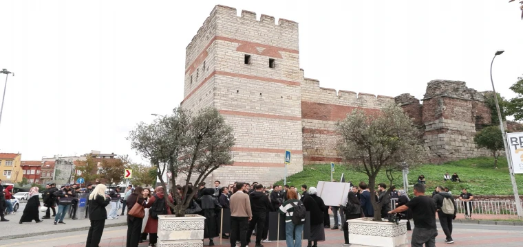 İkbal ve Ayşenur için surlarda saygı nöbeti