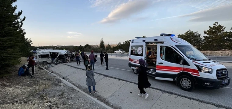 İşçi servisi devrildi: 2 ölü 13 yaralı