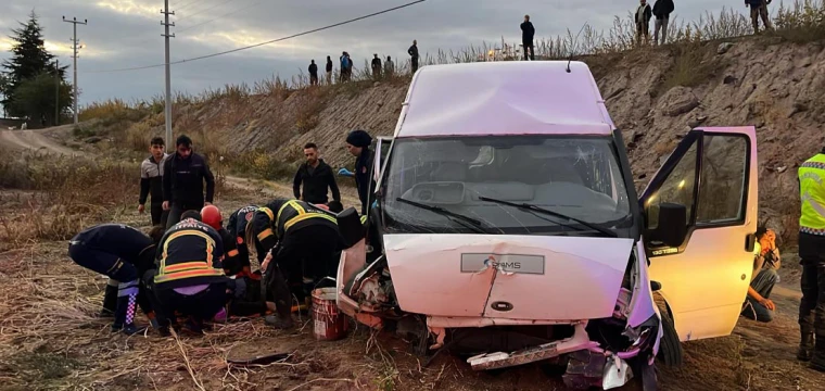 İşçi servisi şarampole devrildi: 5 yaralı