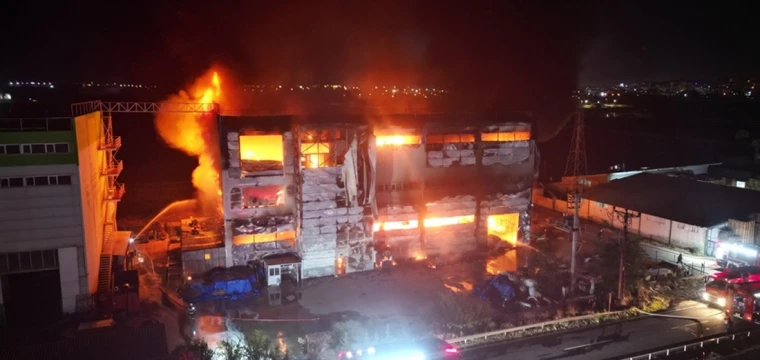 Kozmetik fabrikasında çıkan yangın kontrol altında