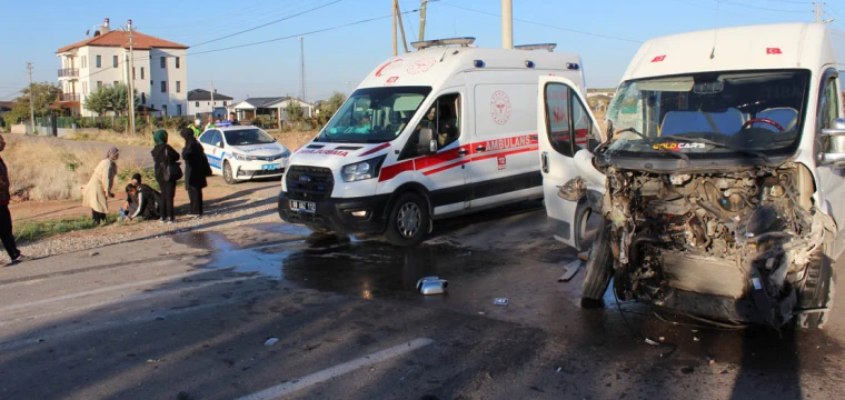 Öğrenci servisi ile TIR çarpıştı; 11 kişi ölümden döndü!