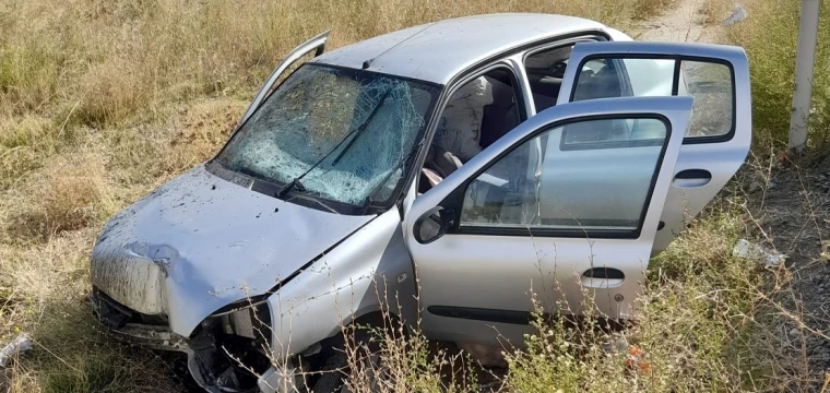 Otomobil devrildi, 2 kişi yaralandı