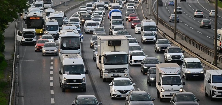 Sabah saatlerinde trafik yoğunluğu yaşanıyor