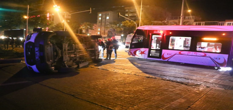 Tramvay ile ambulans çarpıştı;