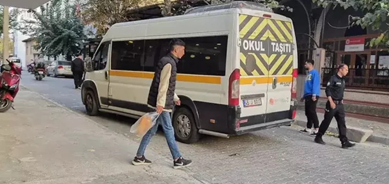 Yola fırlayan 14 aylık bebek servis minibüsünün çarpmasıyla hayatını kaybetti