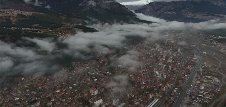 Adana'nın Pozantı ilçesinde sis etkili oldu