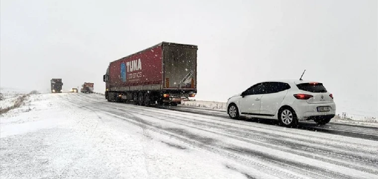 Ardahan'da kar ve buzlanma nedeniyle araçlar yolda kaldı