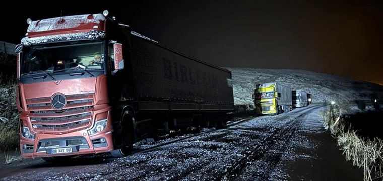 Ardahan'da kar ve buzlanma tırları yolda bıraktı