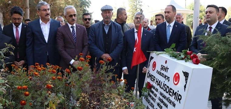 Bakan Uraloğlu, şehit Ömer Halisdemir'in kabrini ziyaret etti