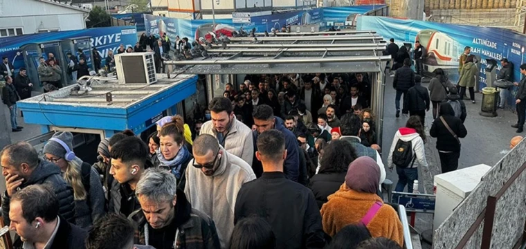 Bazı metrobüs duraklarında yoğunluk