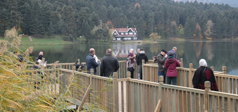 Bolu Gölcük Tabiat Parkı sonbaharda da ziyaretçilerini ağırlıyor