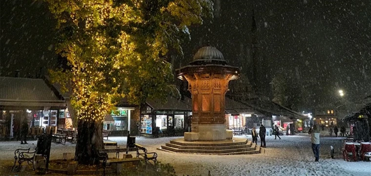 Bosna Hersek'in başkenti Saraybosna'da kar etkili oldu