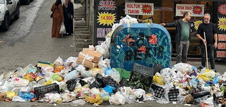 Buca'da grev nedeniyle sokaklar çöp yığınına döndü