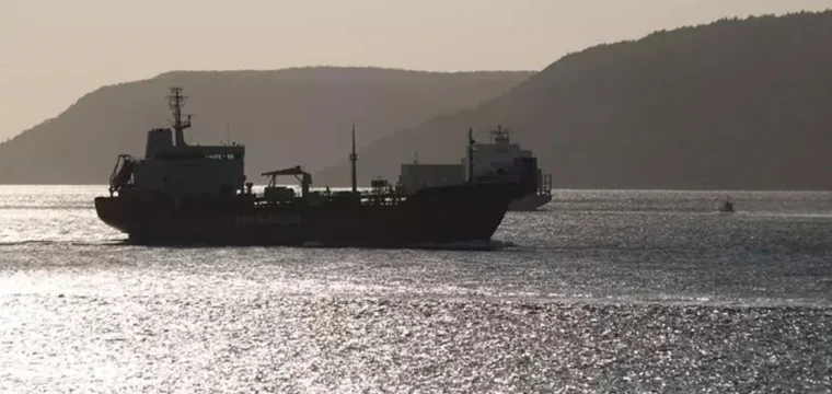 Çanakkale Boğazı'nda fırtına nedeniyle geçişler kapatıldı