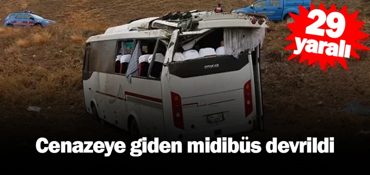 Cenazeye giden midibüs devrildi: 29 yaralı