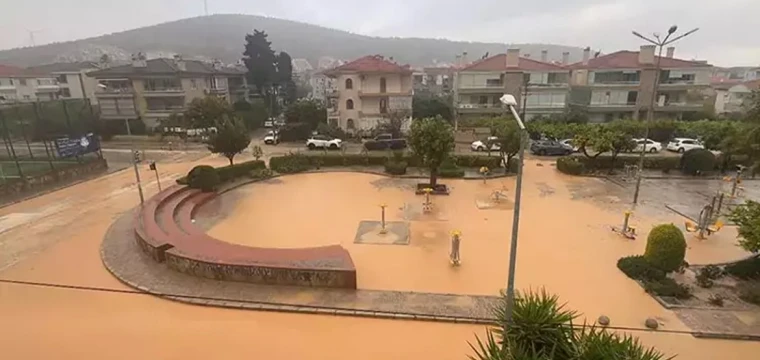 Çeşme'de sağanak; yollar göle döndü