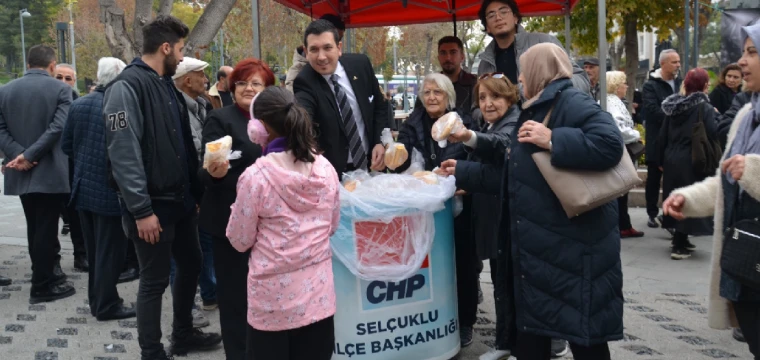 CHP Selçuklu, 10 Kasım’da vatandaşa helva ikramında bulundu