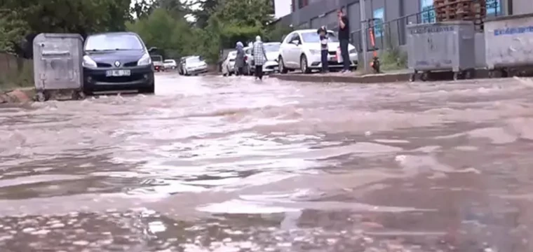 Elazığ'da sağanak; cadde ve sokaklar suyla doldu