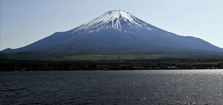 En sıcak yazın ardından Fuji Dağı'na ilk kar geç düştü