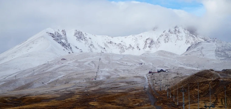 Erciyes Kayak Merkezi'ne kar yağdı