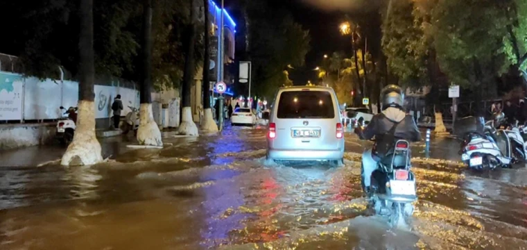 Fethiye'de şiddetli yağış taşkınlara neden oldu