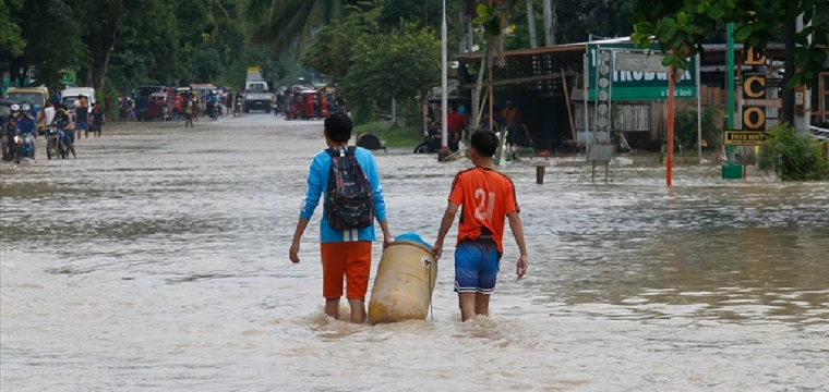 Filipinler'de tayfunlar hayatı olumsuz etkiledi