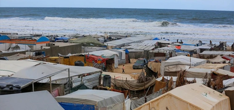 Gazze'de Filistinlilerin çadırlarını deniz suyu bastı