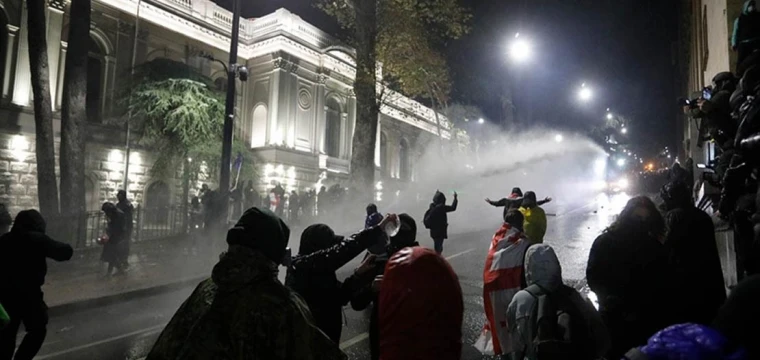 Gürcistan'daki protesto gösterilerine polis müdahalesi