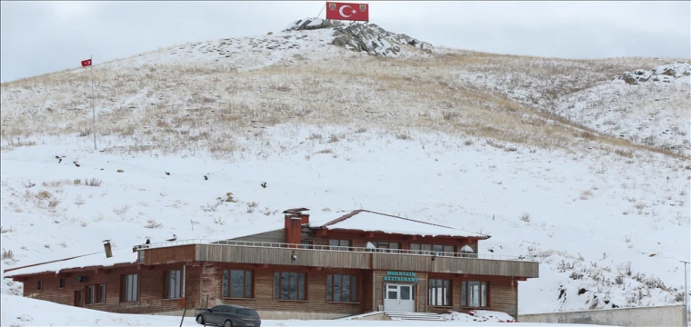 Hakkari'de yüksek kesimlerde kar etkili oldu