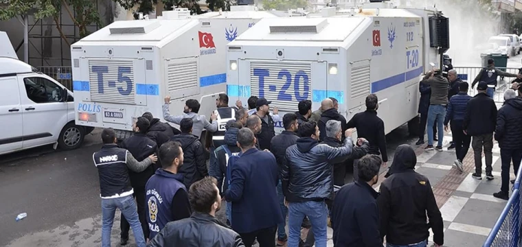 Halfeti Belediyesi önünde polise taşla saldıran 8 kişi yakalandı