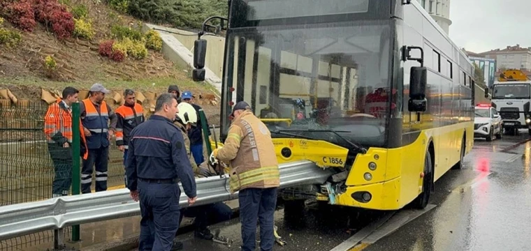 Kadıköy'de İETT otobüsü bariyere saplandı