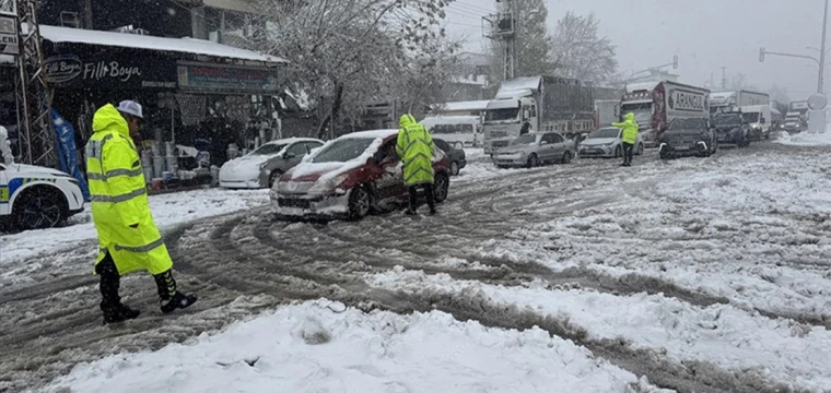 Kahramanmaraş-Kayseri yolu kar ve tipi nedeniyle kapandı