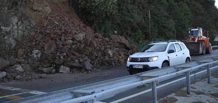 Karadeniz Sahil Yolu'nda heyelan çalışmaları sürüyor