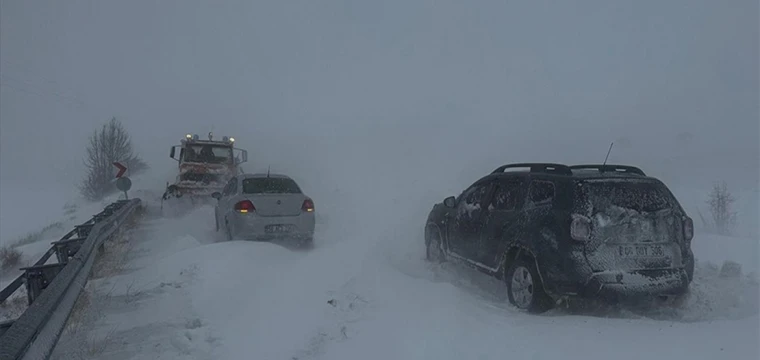 Kayseri-Sivas kara yolu yoğun kar nedeniyle ulaşıma kapandı