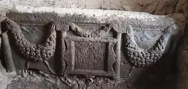 Kayseri'de lahit mezar ve 1800 yıllık 5 el yazması bulundu